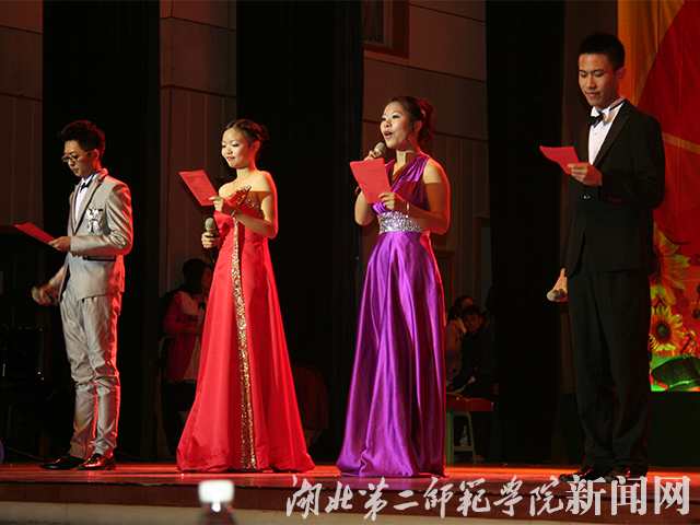 1.主持人致词.jpg