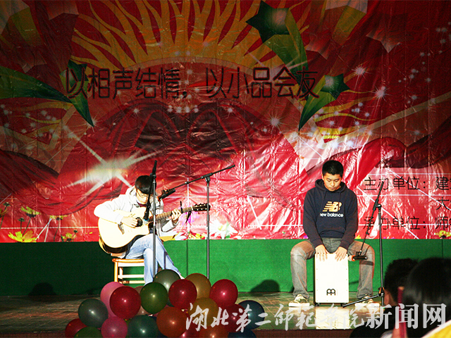 8.学生演奏音乐.jpg