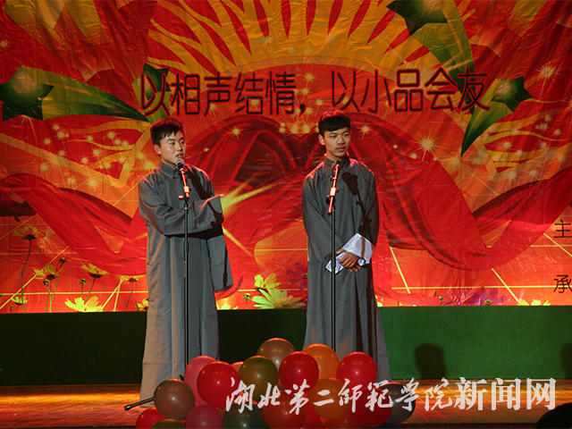 4.学生表演相声.jpg