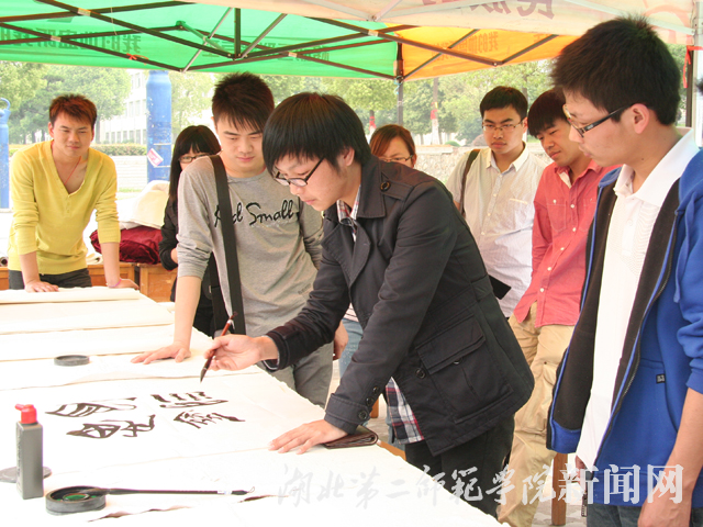 7.社员当场舞墨.jpg