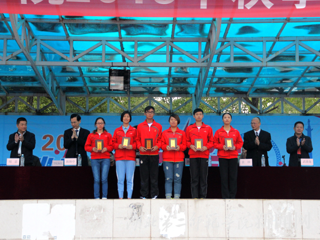 6..获奖裁判员合影.jpg
