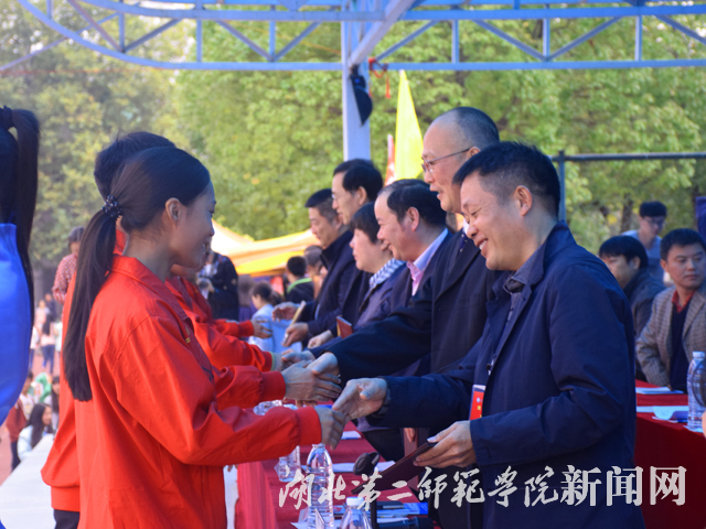 5.学校各级领导为裁判员颁奖.jpg