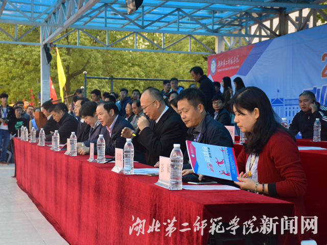1.校领导张国秀、许邦官、陈秋中及校长助理周忠出席,副校长黄颂主持闭幕式。.jpg
