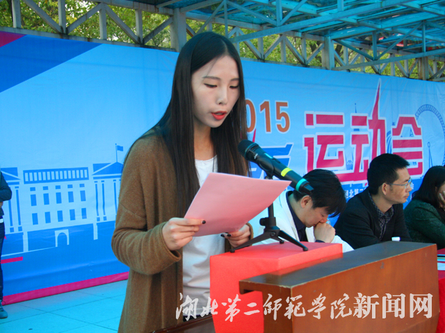 2.学生代表上台发言.jpg
