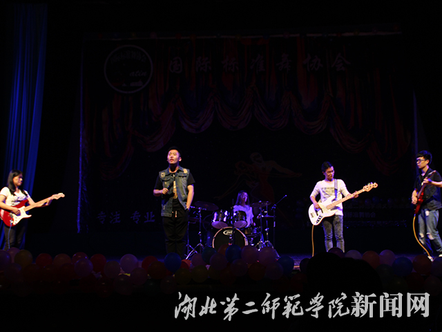 1.传奇音乐社开场表演.jpg
