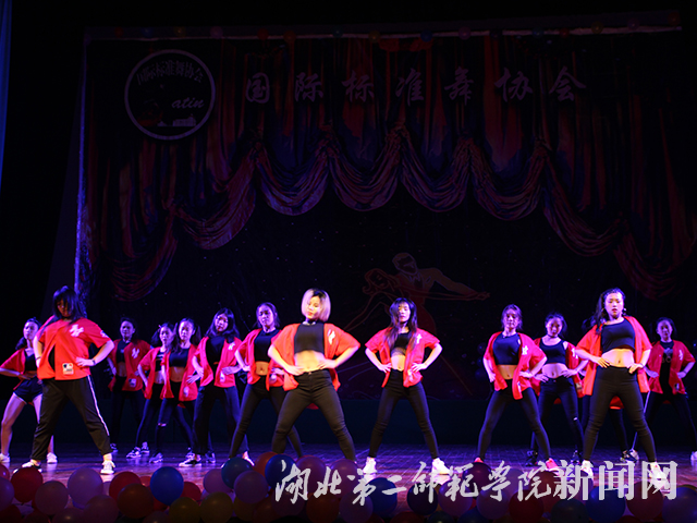 5.他她街舞社表演.jpg