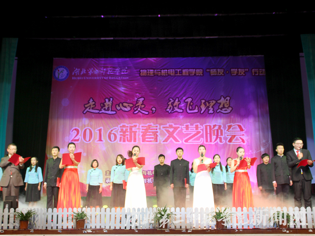 8.老师代表诗朗诵.jpg