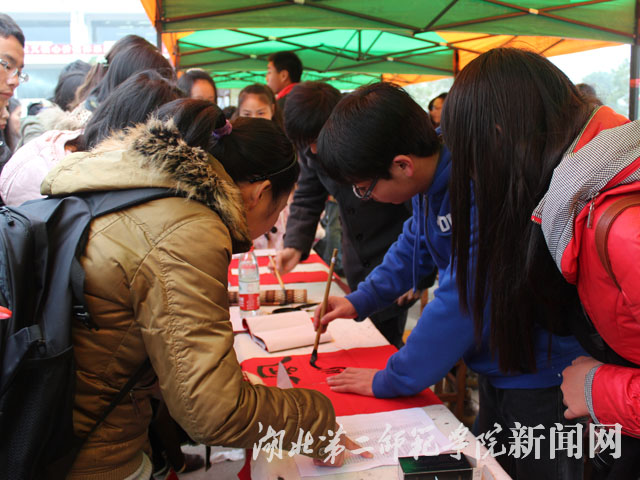 4.要春联的同学络绎不绝.jpg