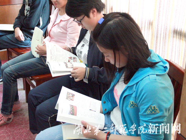 9 现场同学阅读材料.jpg