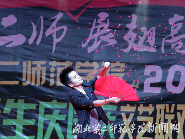 6.11年高校达人秀冠军梁陈魔术表演.jpg