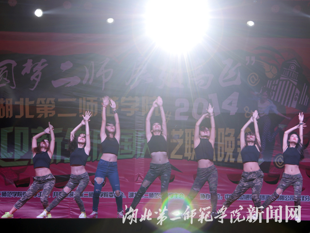 9.他她街舞社团劲舞表演.jpg