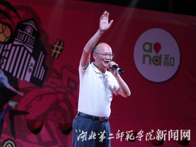 7.副校长黄颂倾情演唱.jpg