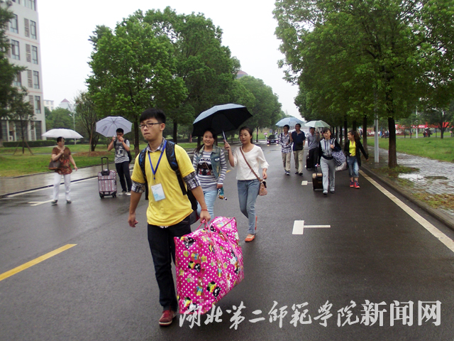3.志愿者带领新生报到.JPG