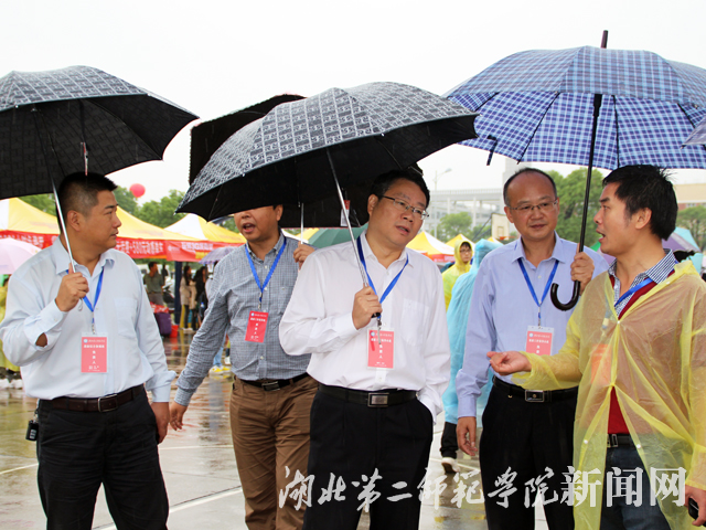 4.胡仲军校长 黄颂副校长了解新生报到情况.JPG