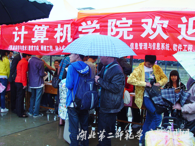8.计算机学院新生报到现场.JPG