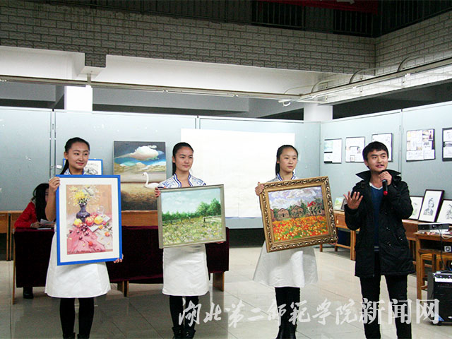 1.主持人讲解慈善画展作品.jpg