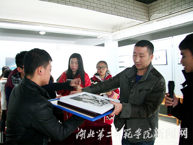 8.传递慈善爱心.jpg