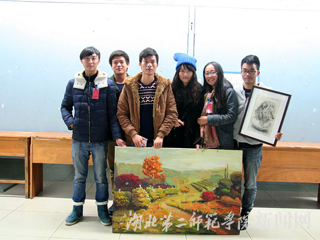 9.慈善人员与画作合照.jpg