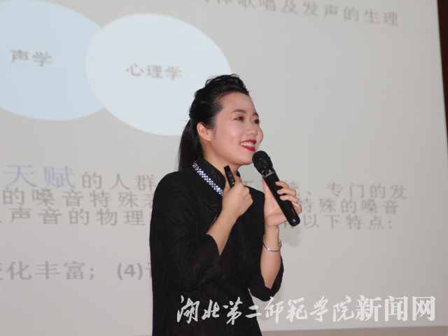 1.何琪带领大家一起发声.jpg