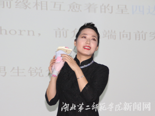 3.何琪手持模型讲解发声结构.jpg