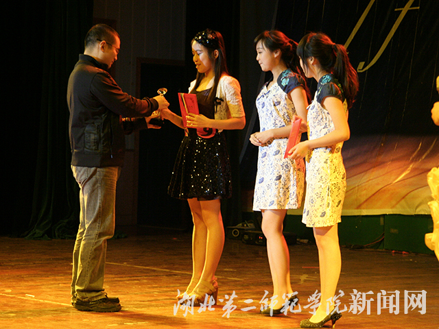 9.许昌明老师为获奖选手颁奖.jpg