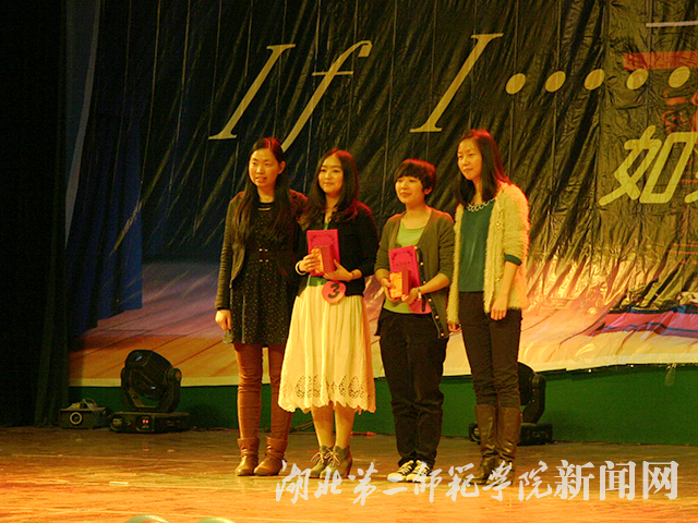 8.获奖者合影.jpg