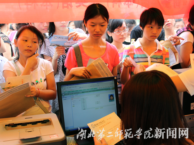 4.妈妈望着正在登记的小张对我们说：“上大学了，什么事我都放手让她独立完成。”.jpg