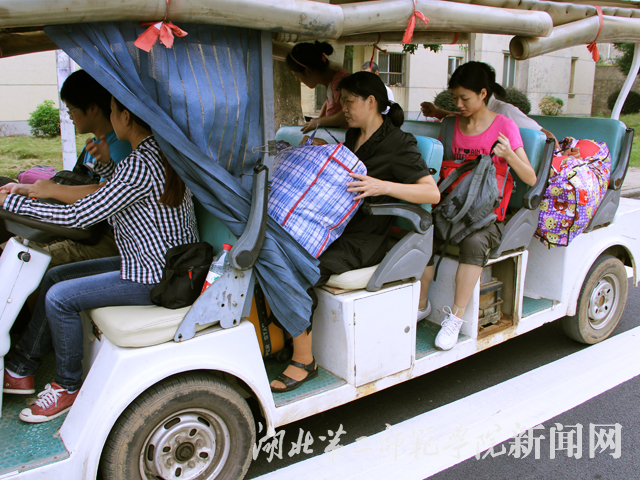1.开学第一天，外院新生小张与母亲来到学校，忙碌的一天开始了.jpg