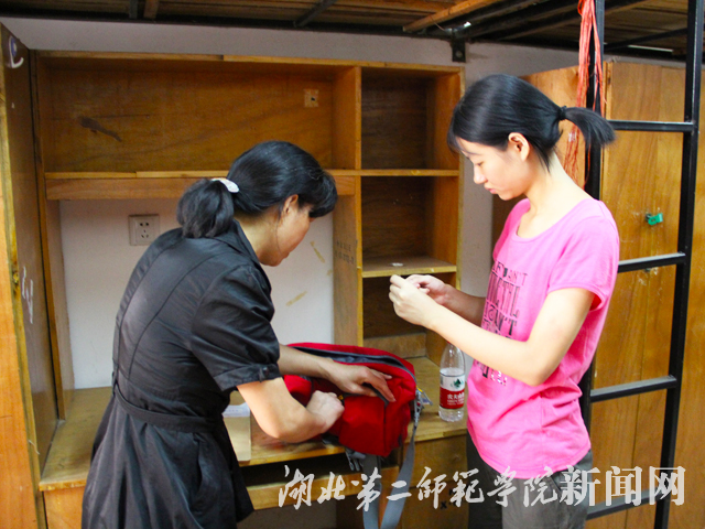8.终于结束了忙碌的报名，母亲的叮嘱中透漏着不舍，女儿的眼中泛起泪光.jpg