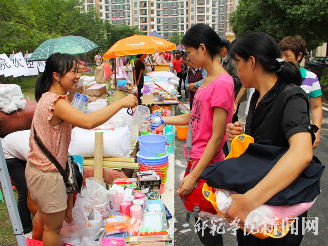6.在宿舍楼下，母女俩货比三家，愉快地购物.jpg