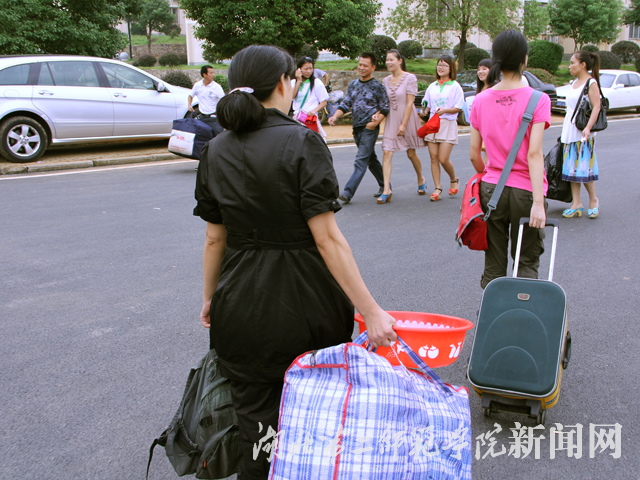 2.母女俩提起行李，准备出发.jpg