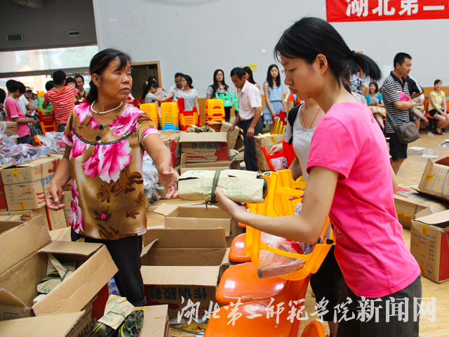 5.体育馆里小张领取军训用品的忙碌身影.jpg