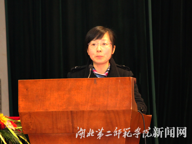 2.报告团成员熊婷婷作报告.jpg