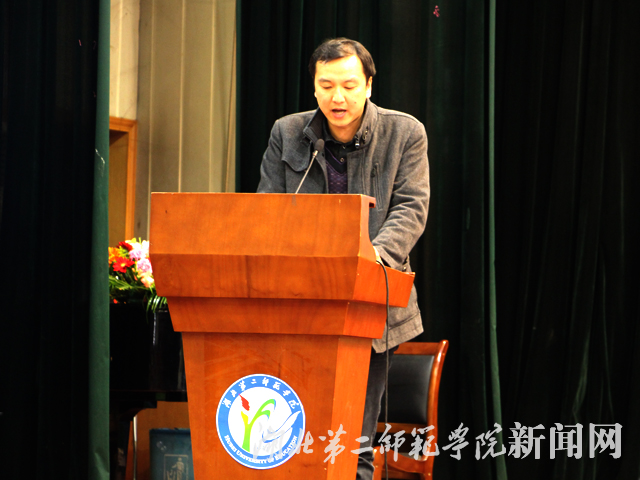 3.报告团成员梅红星作报告.jpg
