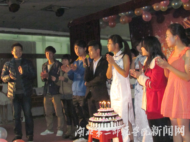 6.蛋糕庆祝.jpg