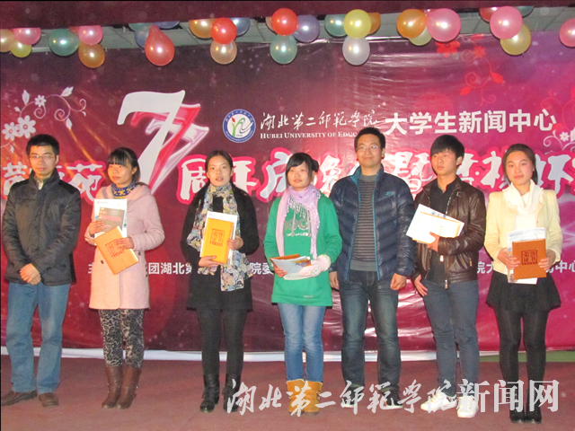 3.领导为香榭杯一二等奖获得者颁奖.jpg