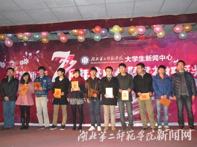 4.领导为优秀学员颁发聘书.jpg
