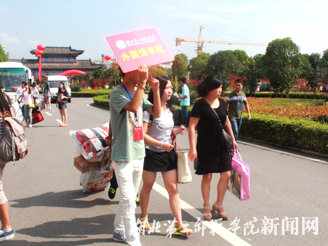 6.志愿者为新生引路.jpg