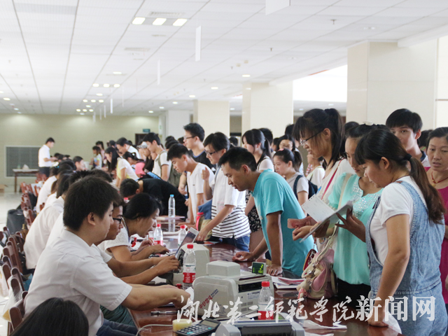 7.新生在图书馆有序缴纳学费.jpg
