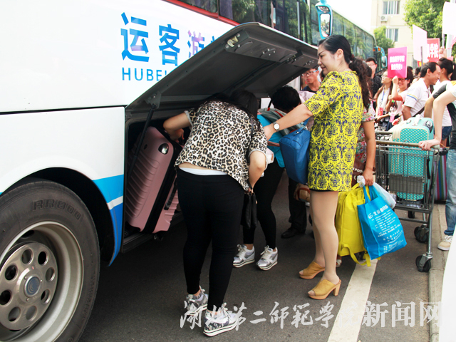 2.校车接送新生入学报到.JPG
