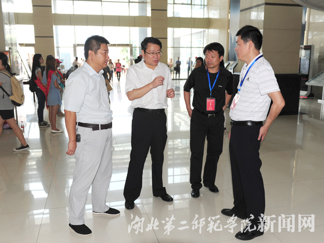 4.校长胡仲军视察迎新现场.JPG