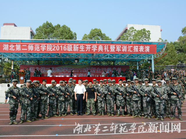 11.校长胡仲军与军训学生合影.jpg