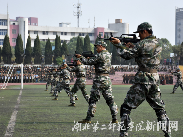 6.持枪表演.jpg
