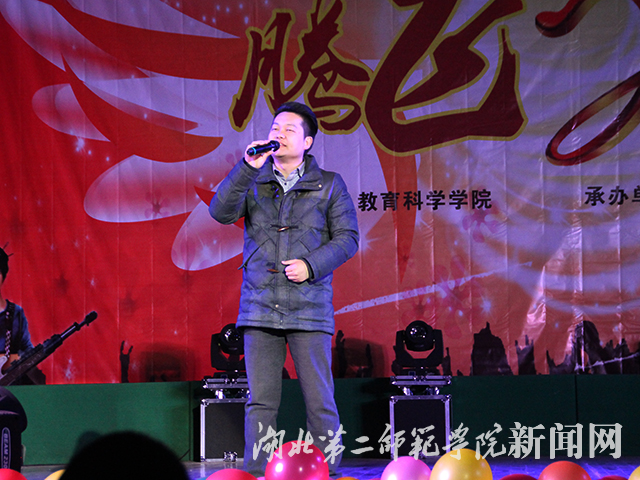 11.老师上台演唱.jpg