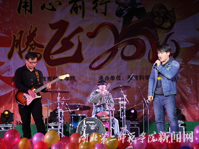 4.零聚点琴行演出.jpg