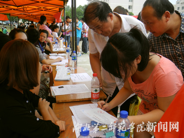 8  新生在工作人员的引导下填写报名事项.JPG