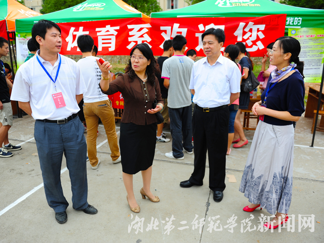 3.校领导到体育系咨询招新情况.JPG