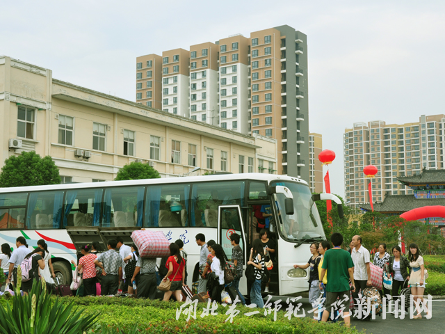 4 刚坐校车赶来报名的学生和家长们.JPG