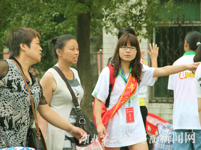 6 志愿者为家长指明报名流程和路线.JPG