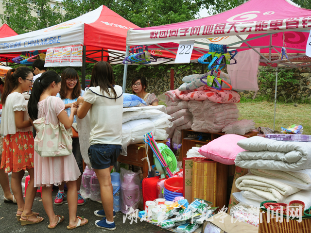 11  公寓旁边热闹的生活用品区.jpg